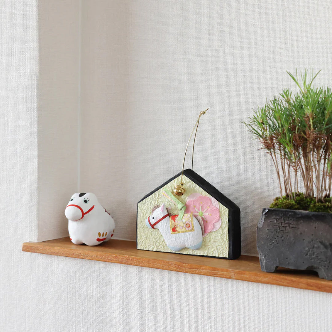 2026お正月飾りご予約商品|めでたや炭々絵馬 午 干支置物 白馬 和紙 調湿・消臭 縁起物|634500255