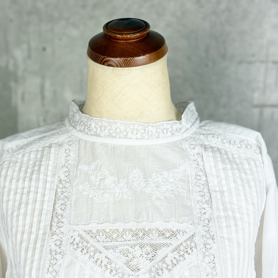 Fanaka ファナカ|リバーレースヨーク刺繍ピンタックブラウス インド綿 ボタニカル刺繍 フレア|251-2026