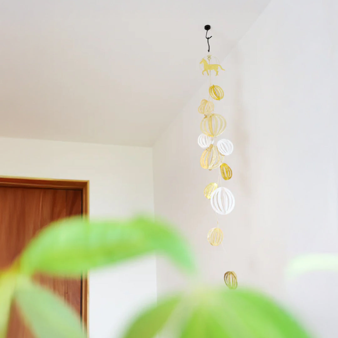 2026お正月飾りご予約商品|medetaya modern|和紙 MARI ガーランド うま(金・赤)|モダンなお正月飾り・吊るし飾り 約75cm|636000181、636000182