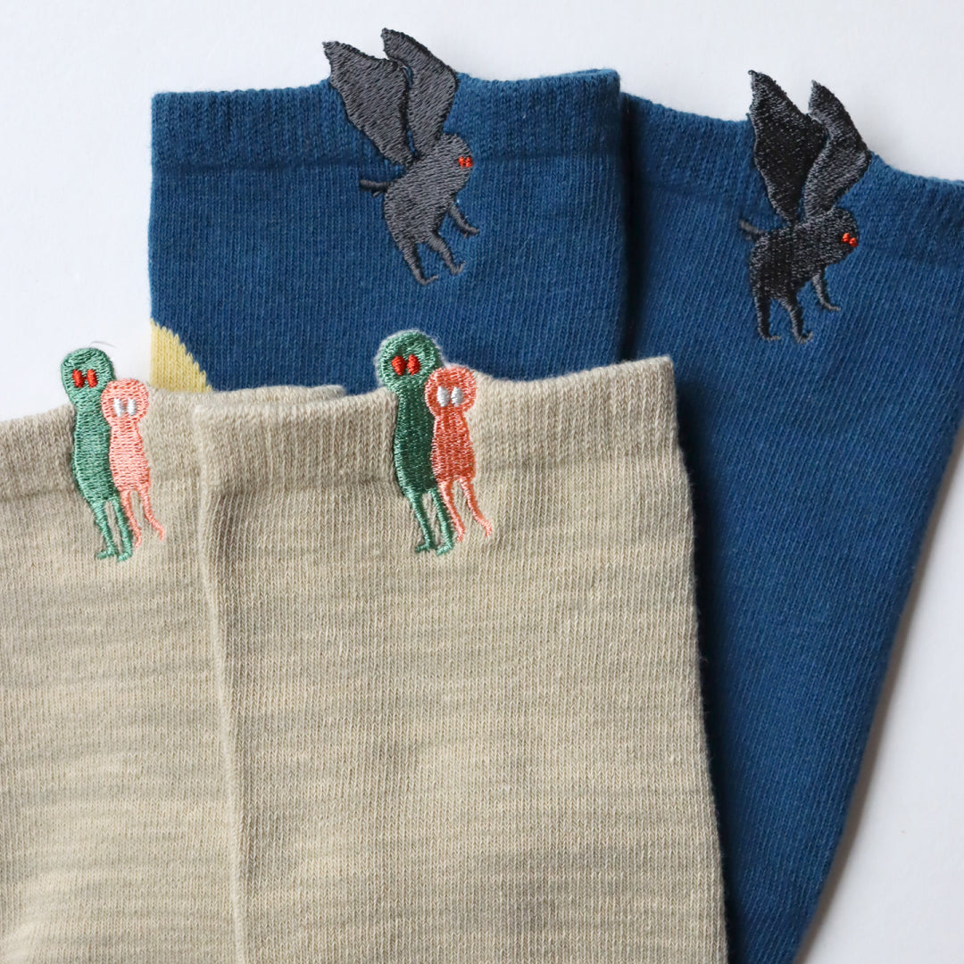 KIVISDOU きびす堂|未確認生物ソックス2足組 エイリアン&モスマン刺繍ショートソックス|k31028