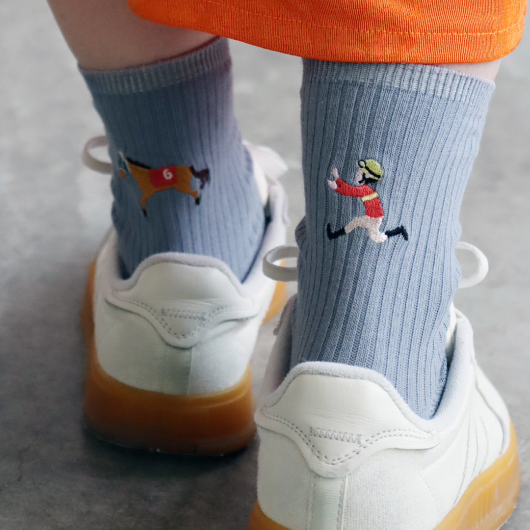 KIVISDOU きびす堂|【2足組】ジョッキーが置いて行かれてる!?おもしろ刺繍ソックス|k31030