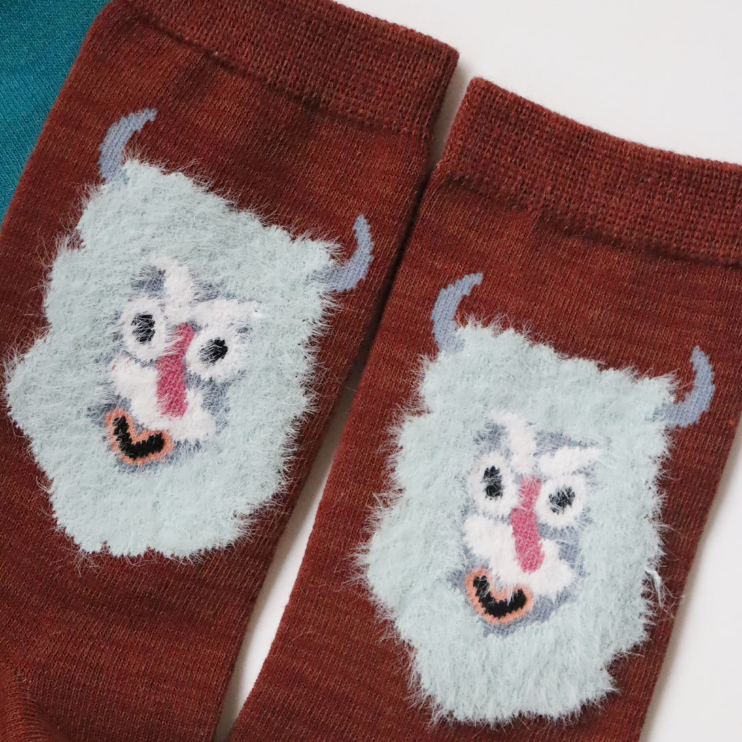 KIVISDOU きびす堂|【2足組】ふさふさの仮面 クルーソックス|フォークロアデザインのユニーク総柄で足元に個性を|k41028