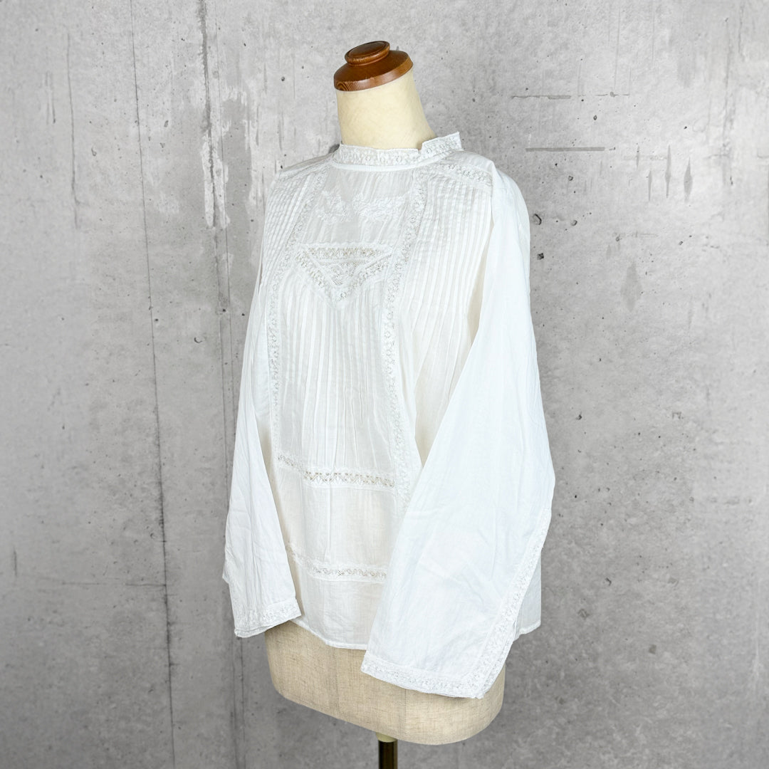 Fanaka ファナカ｜リバーレースヨーク刺繍ピンタックブラウス インド綿 ボタニカル刺繍 フレア｜251-2026