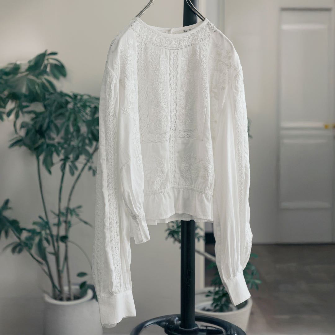 Fanaka ファナカ｜立体ボタニカル刺繍 ペプラムブラウス 綿レーヨン レース袖 ボリューム袖 ｜231-2016