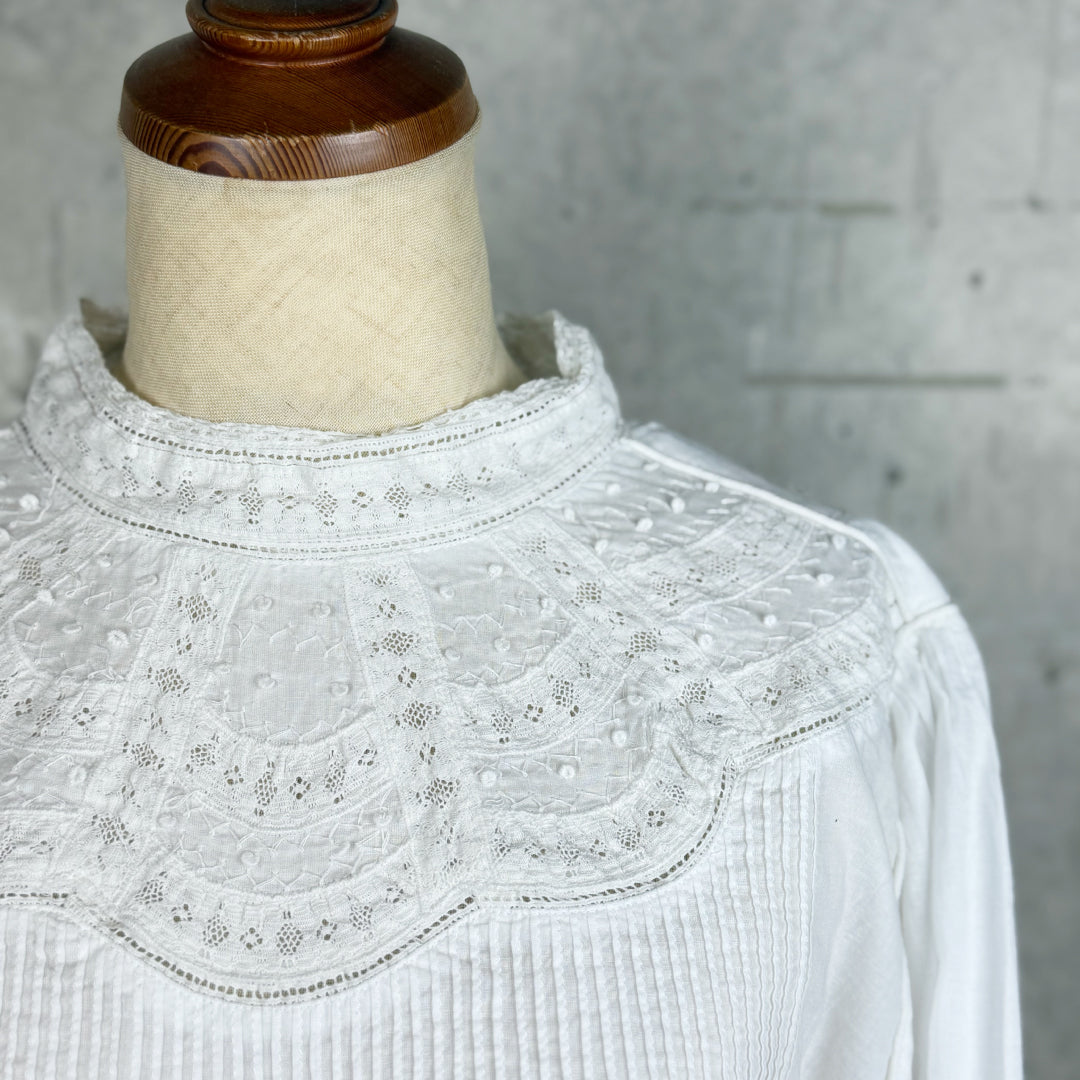 Fanaka ファナカ｜リバーレースピンタック刺繍ブラウス アンティーク風 ハンド刺繍 スカラップ ｜232-2305