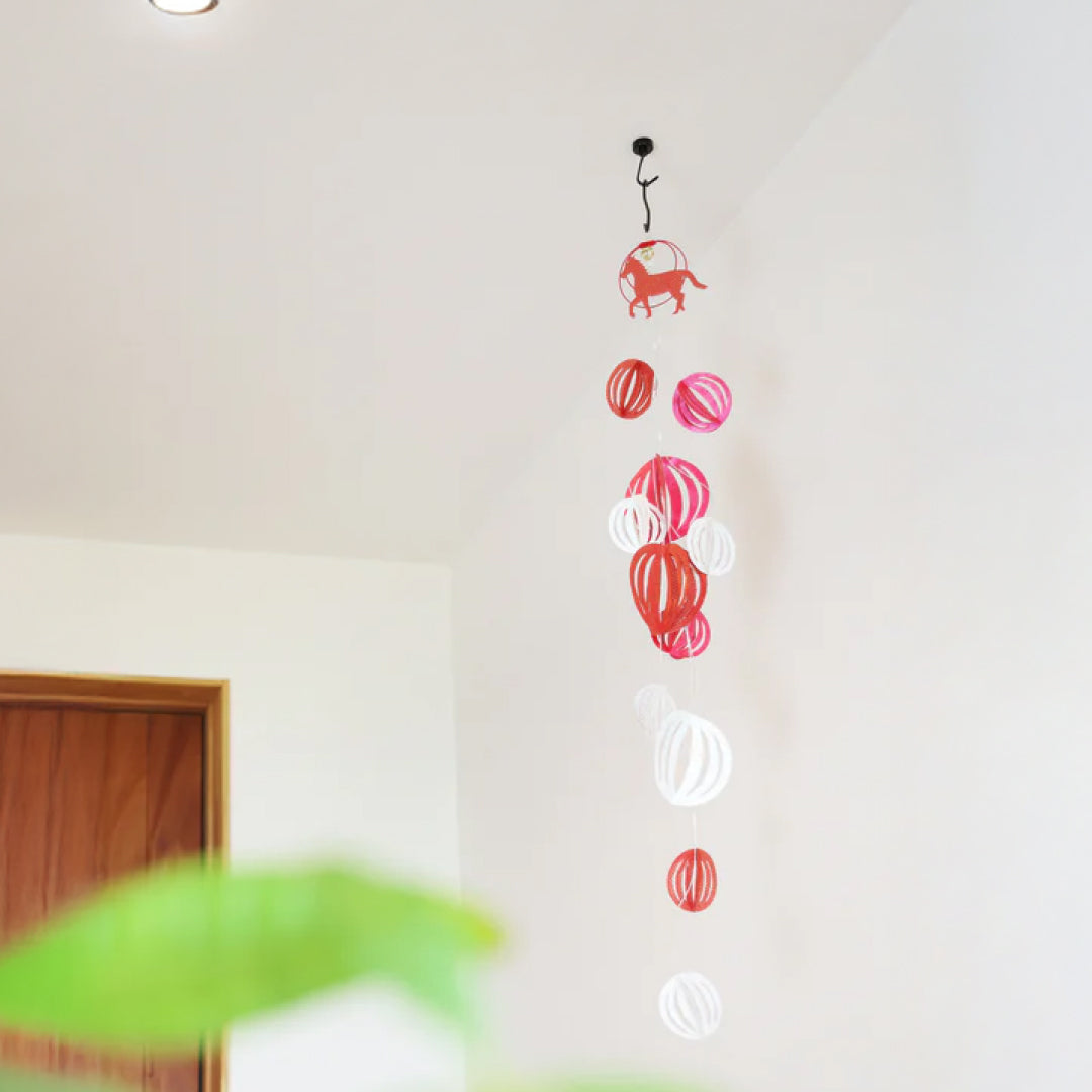 2026お正月飾りご予約商品｜medetaya modern｜和紙 MARI ガーランド うま（金・赤）｜モダンなお正月飾り・吊るし飾り 約75cm｜636000181、636000182