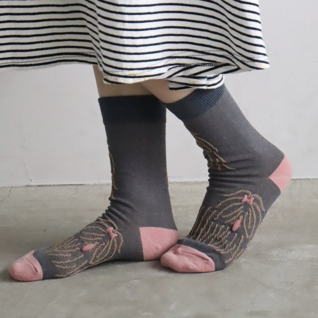 KIVISDOU きびす堂｜【2足組】ドローイングドッグ クルーソックス 犬柄 靴下 レディース 個性的 立体 刺繍 ｜k41174