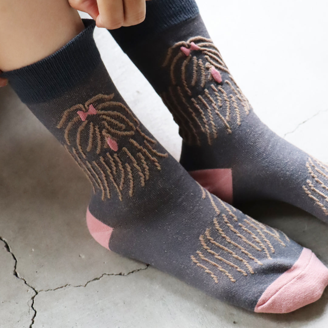 KIVISDOU きびす堂｜【2足組】ドローイングドッグ クルーソックス 犬柄 靴下 レディース 個性的 立体 刺繍 ｜k41174