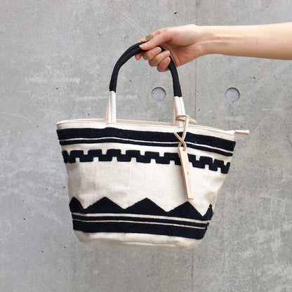 Folna  フォルナ｜サガラ刺繍 マルシェトートバッグ レディース 軽量 ヌメ革チャーム付 バイカラーデザインのハンドル 収納力｜K765110