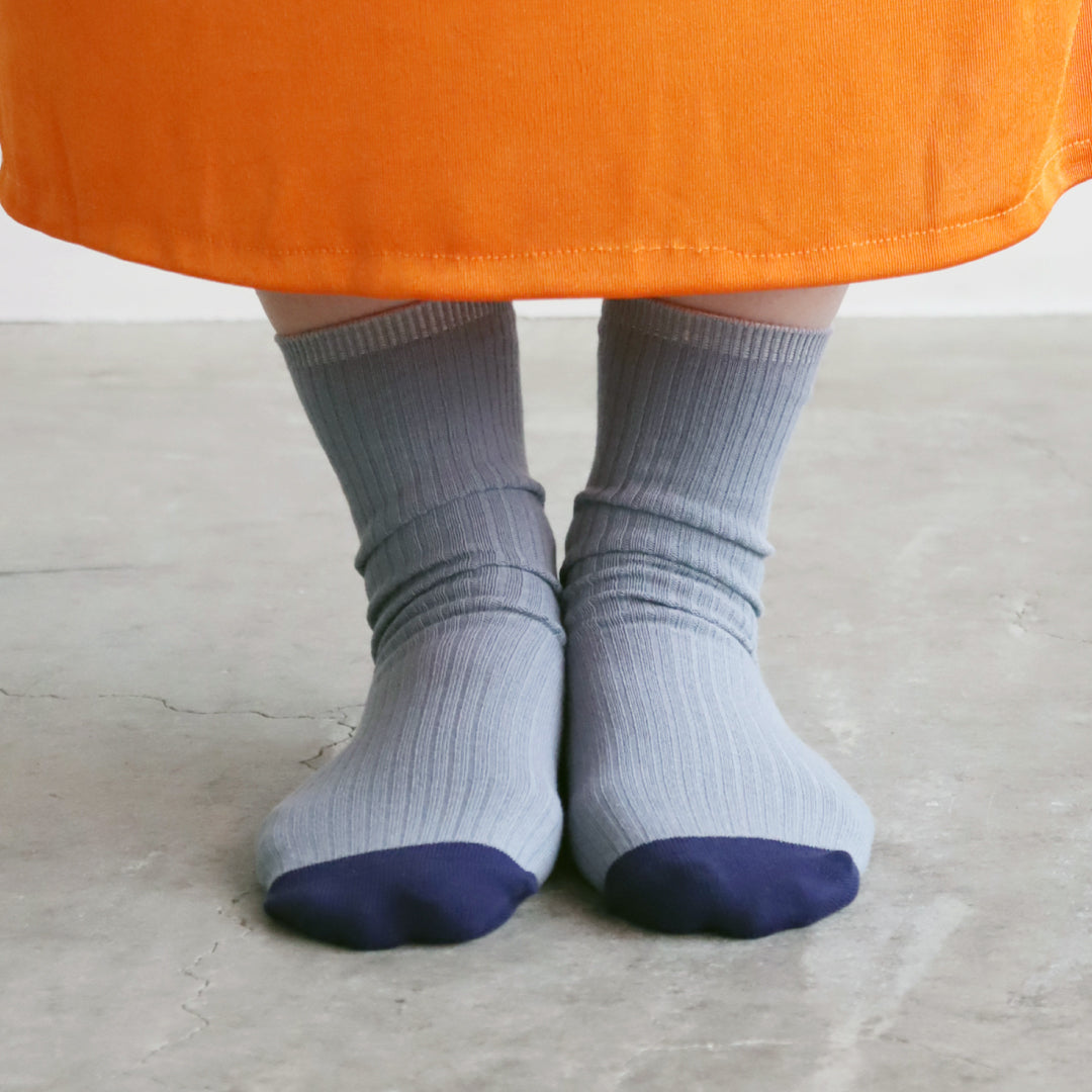 KIVISDOU きびす堂｜【2足組】ジョッキーが置いて行かれてる！？おもしろ刺繍ソックス｜k31030