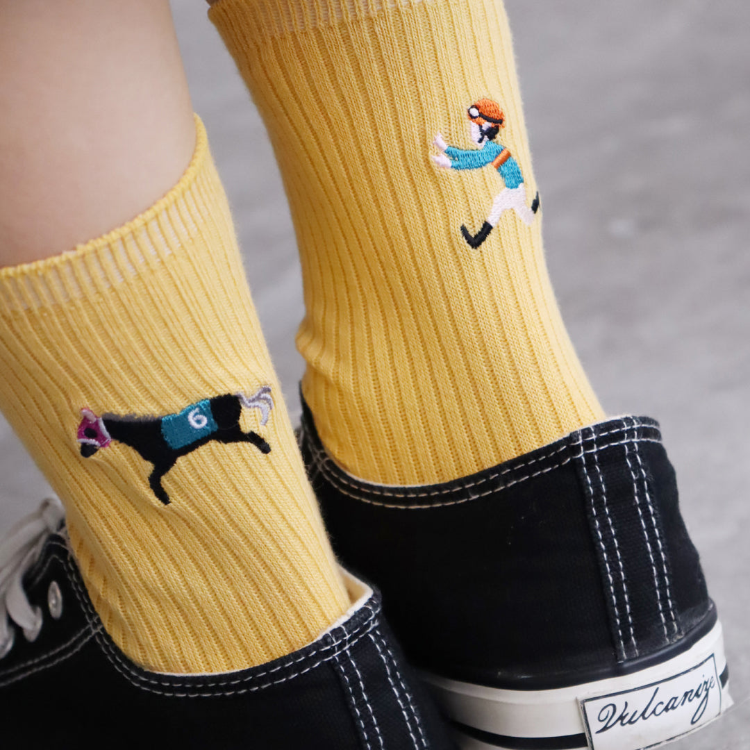 KIVISDOU きびす堂｜【2足組】ジョッキーが置いて行かれてる！？おもしろ刺繍ソックス｜k31030
