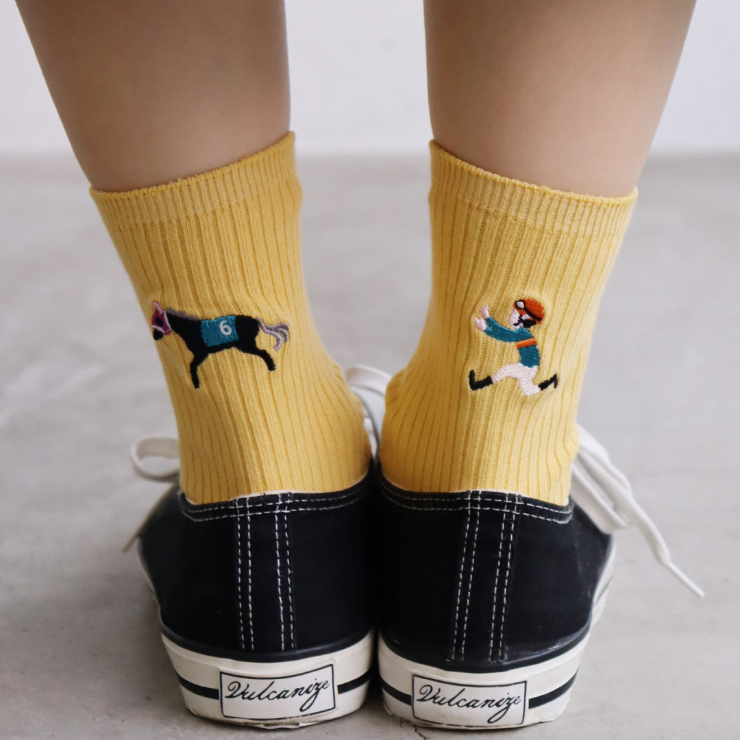 KIVISDOU きびす堂｜【2足組】ジョッキーが置いて行かれてる！？おもしろ刺繍ソックス｜k31030