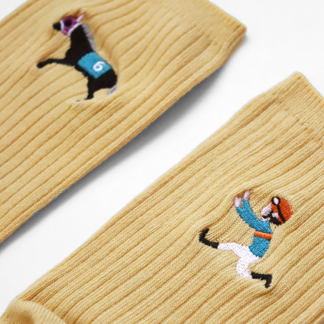 KIVISDOU きびす堂｜【2足組】ジョッキーが置いて行かれてる！？おもしろ刺繍ソックス｜k31030