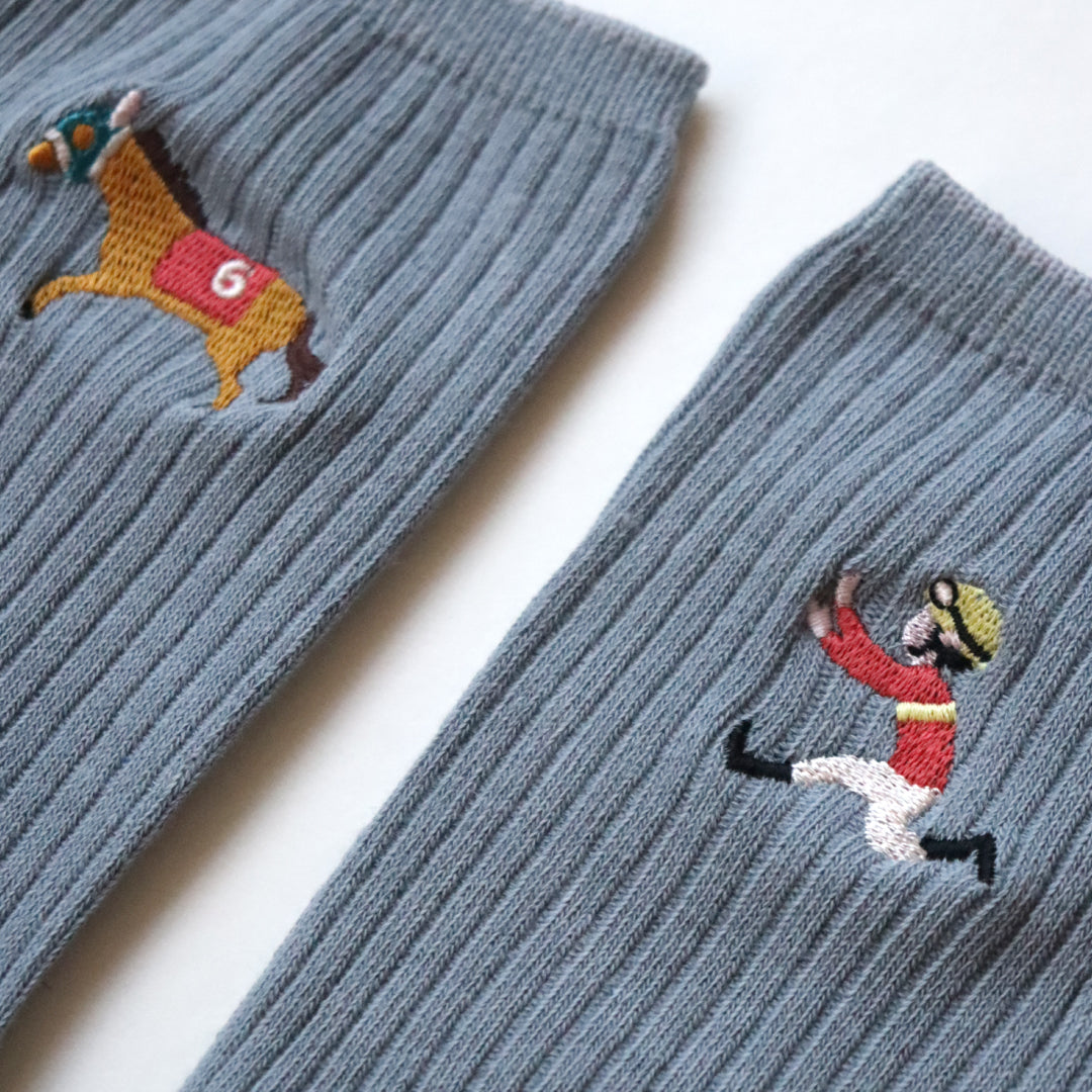 KIVISDOU きびす堂｜【2足組】ジョッキーが置いて行かれてる！？おもしろ刺繍ソックス｜k31030