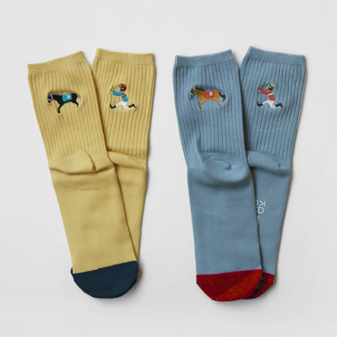 KIVISDOU きびす堂｜【2足組】ジョッキーが置いて行かれてる！？おもしろ刺繍ソックス｜k31030