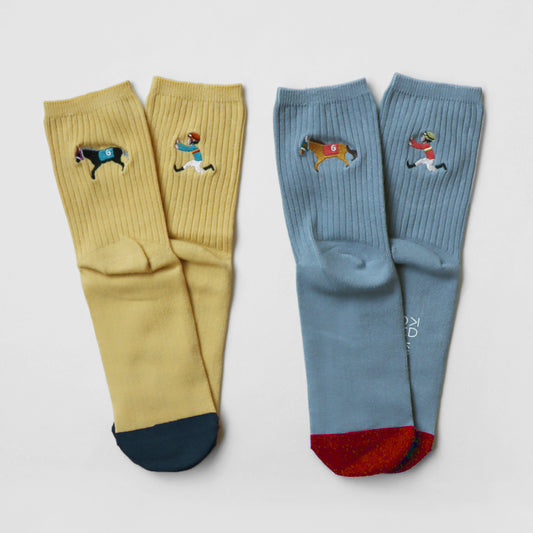 KIVISDOU きびす堂｜【2足組】ジョッキーが置いて行かれてる！？おもしろ刺繍ソックス｜k31030