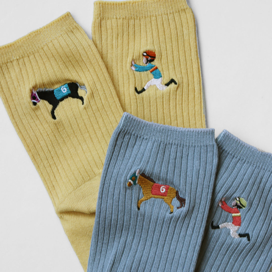 KIVISDOU きびす堂｜【2足組】ジョッキーが置いて行かれてる！？おもしろ刺繍ソックス｜k31030