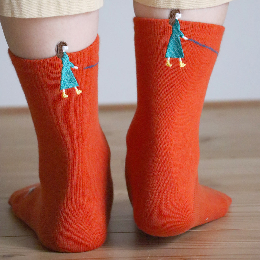 KIVISDOU きびす堂｜休日のひととき はみ出し刺繍 ショートソックス２足組｜周りと被らない 遊び心があるデザイン レディース靴下 秋冬 キビスドウ｜k31273