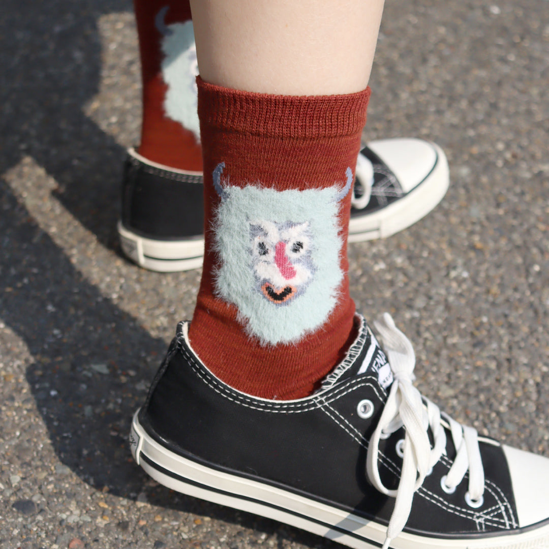 KIVISDOU きびす堂｜【2足組】ふさふさの仮面 クルーソックス｜フォークロアデザインのユニーク総柄で足元に個性を｜k41028