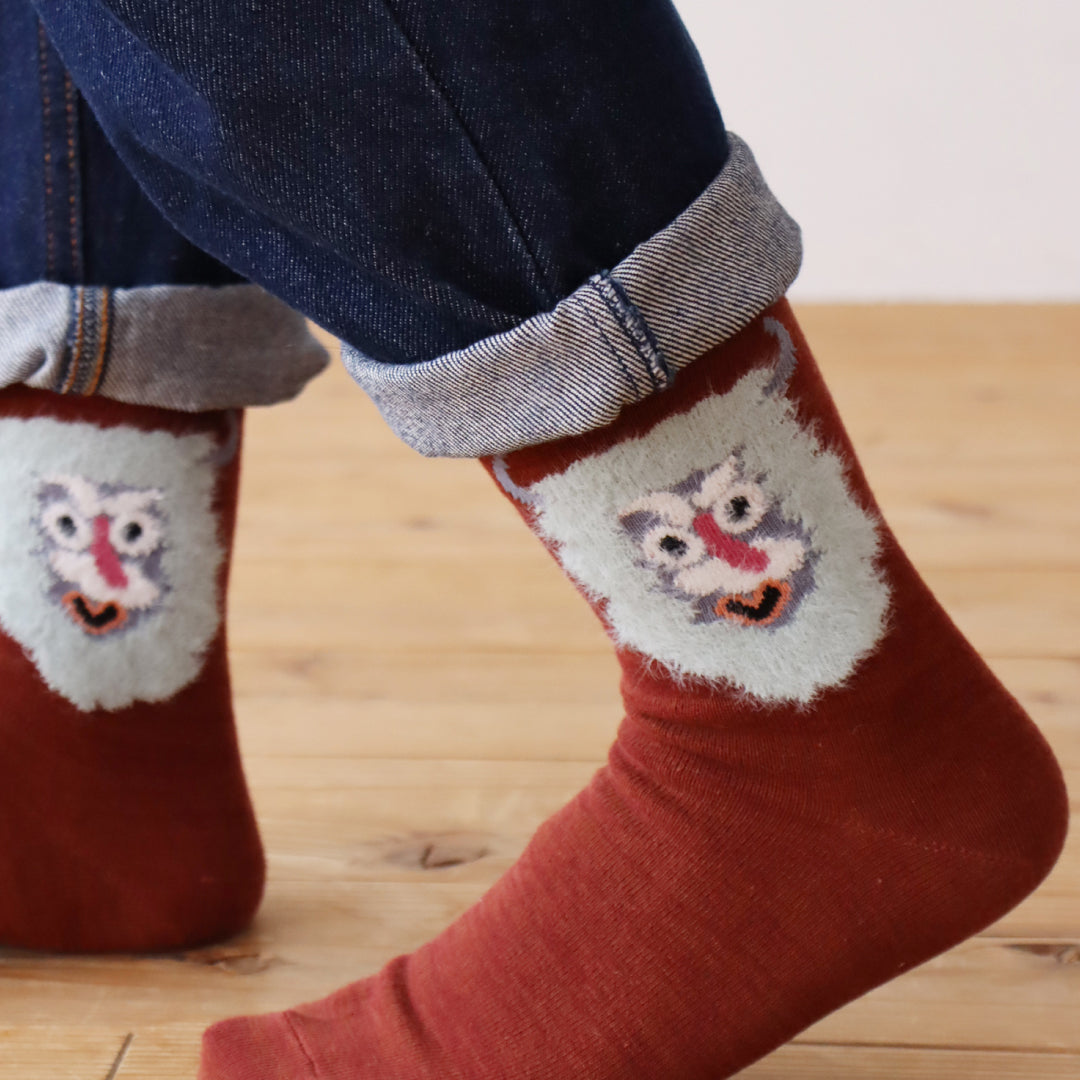 KIVISDOU きびす堂｜【2足組】ふさふさの仮面 クルーソックス｜フォークロアデザインのユニーク総柄で足元に個性を｜k41028