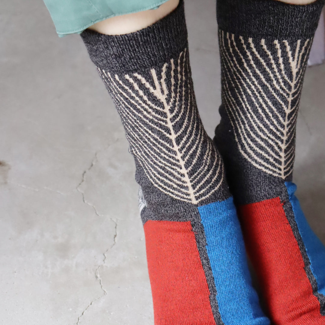 KIVISDOU きびす堂｜フォークロア柄で日常を格上げ【2足組】クラフト クルーソックス 綿素材で一年中快適なミドルゲージ靴下｜k41033