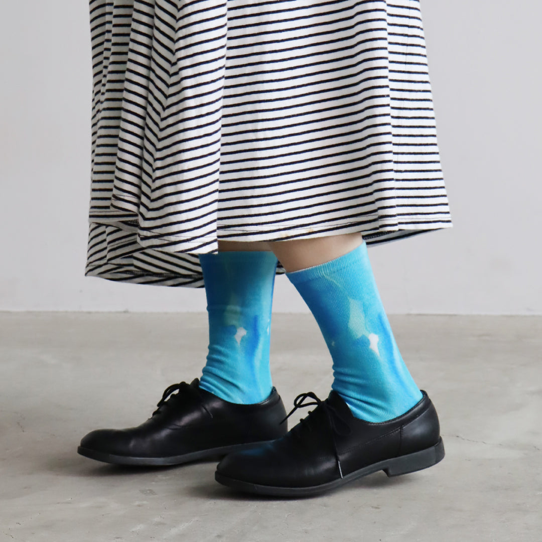 KIVISDOU きびす堂｜【2足組】青のねむり色のめざめ プリントクルーソックス 個性的 総柄 靴下 レディース ｜k41171