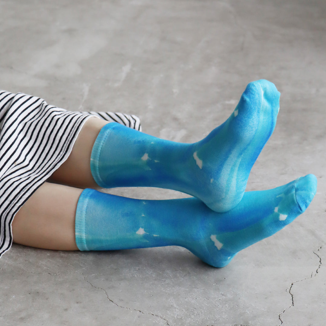 KIVISDOU きびす堂｜【2足組】青のねむり色のめざめ プリントクルーソックス 個性的 総柄 靴下 レディース ｜k41171