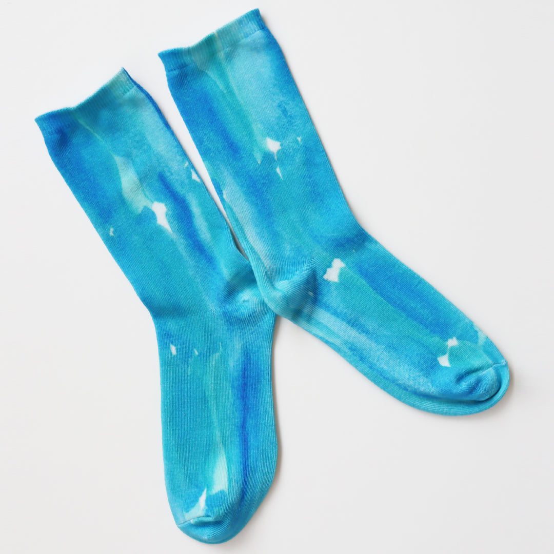 KIVISDOU きびす堂｜【2足組】青のねむり色のめざめ プリントクルーソックス 個性的 総柄 靴下 レディース ｜k41171