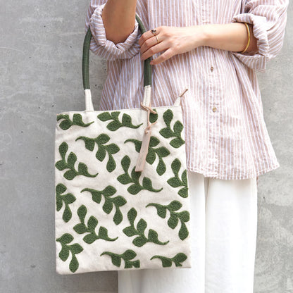 Folna  フォルナ｜サガラ刺繍　薄マチトートバッグ A4サイズ 肩掛け ヌメ革チャーム付  収納力 レディース｜K765111