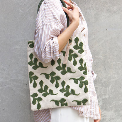 Folna  フォルナ｜サガラ刺繍　薄マチトートバッグ A4サイズ 肩掛け ヌメ革チャーム付  収納力 レディース｜K765111
